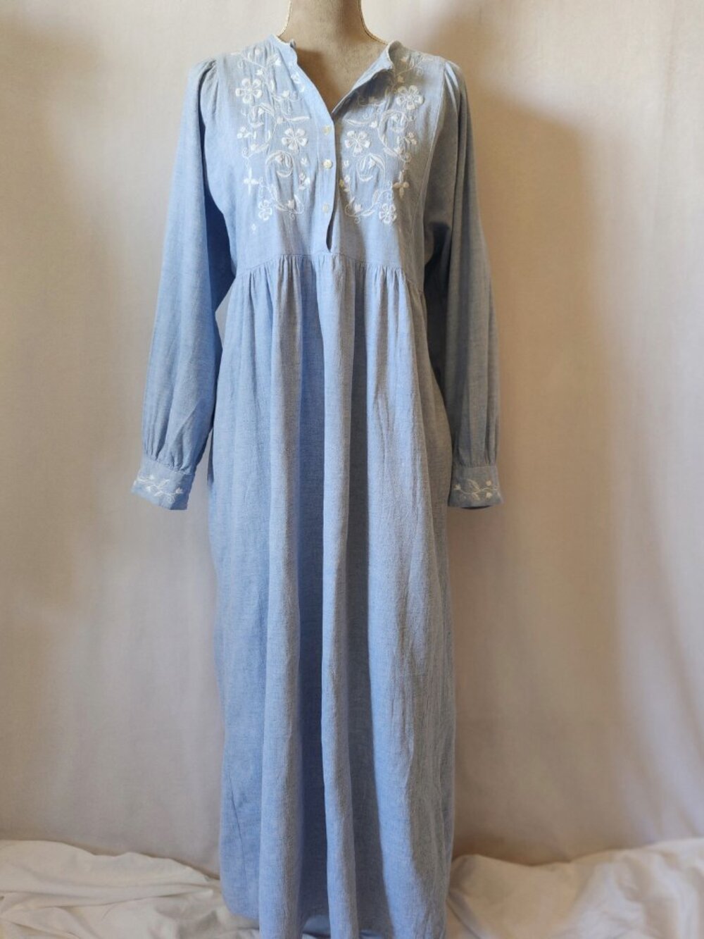 Garnet Hill Women's Size M Blue Embroidered Long Sleeve Pockets Cotton Nighty - Picture 2 of 15